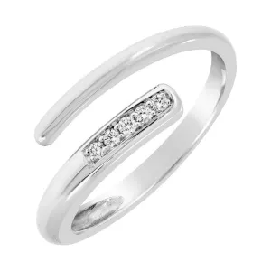 Bague en or blanc sertie de diamants.
