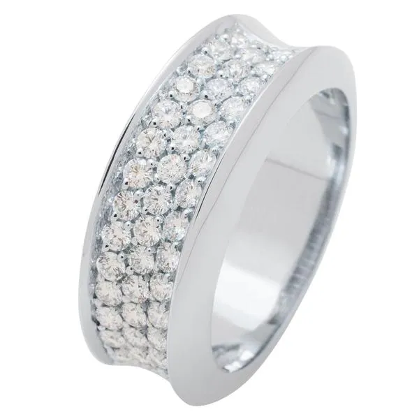 Bague en or blanc sertie de diamants.