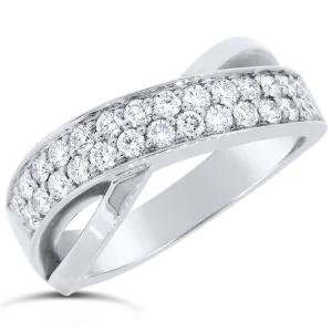 Bague en or blanc sertie de diamants.
