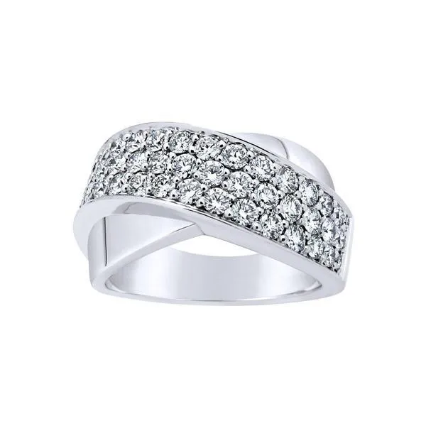 Bague en or blanc sertie de diamants.