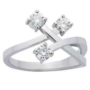 Bague en or blanc sertie de diamants.