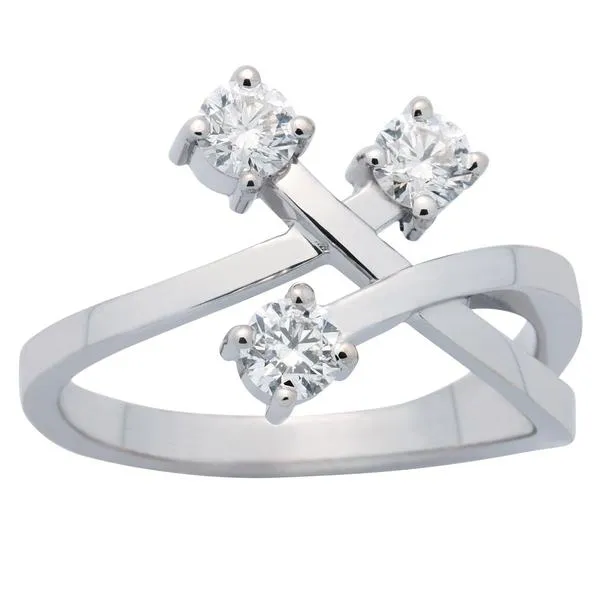 Bague en or blanc sertie de diamants.