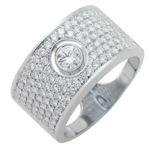 Bague en or blanc sertie de diamants.