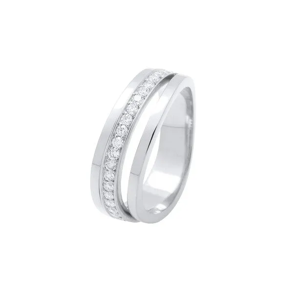 Bague en or blanc sertie de diamants.