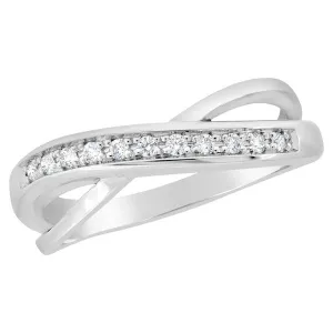 Bague en or blanc sertie de diamants.