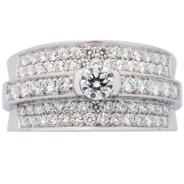 Bague en or blanc sertie de diamants.