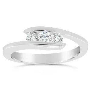 Bague en or blanc sertie de diamants.