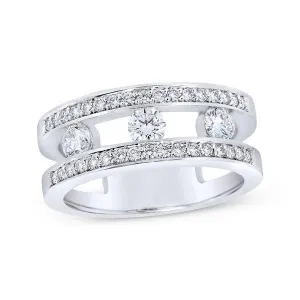 Bague en or blanc sertie de diamants.
