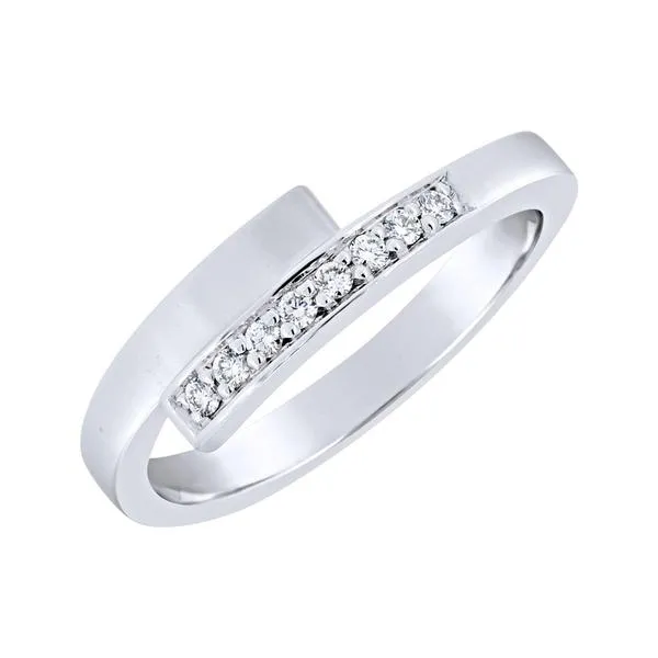 Bague en or blanc sertie de diamants.