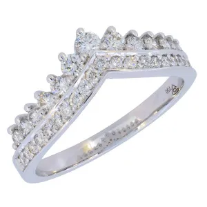 Bague en or blanc sertie de diamants.
