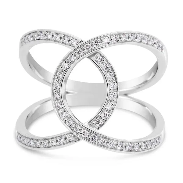 Bague en or blanc sertie de diamants.