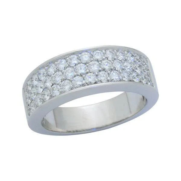 Bague en or blanc sertie de diamants.