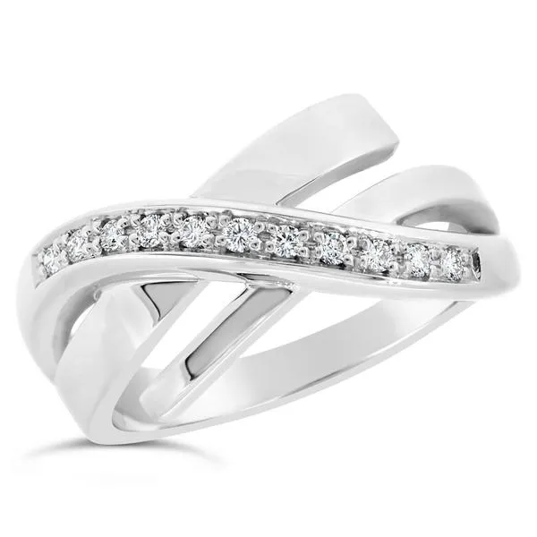 Bague en or blanc sertie de diamants.