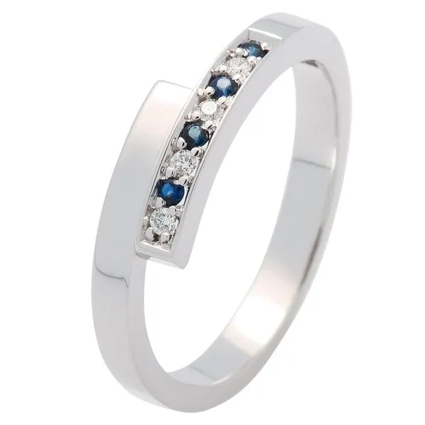 Bague en or blanc sertie de saphirs et de diamants.