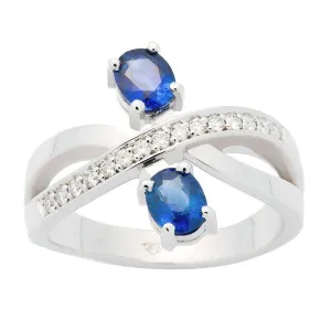 Bague en or blanc sertie de saphirs et diamants.
