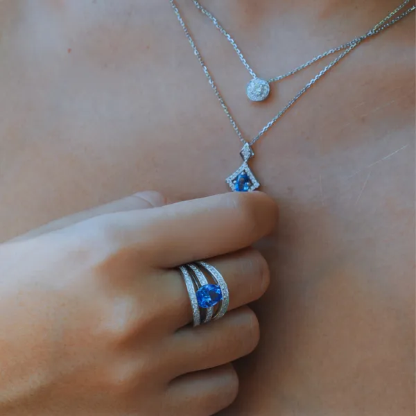 Bague en or blanc sertie d'un saphir et de diamants.