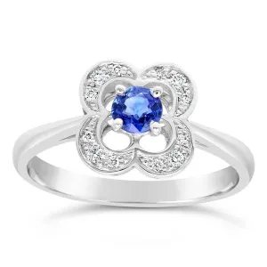 Bague en or blanc sertie d'un saphir et de diamants.