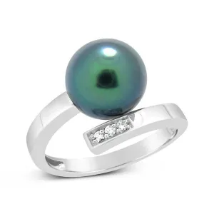 Bague en or blanc sertie d'une perle de Tahiti et de diamants.