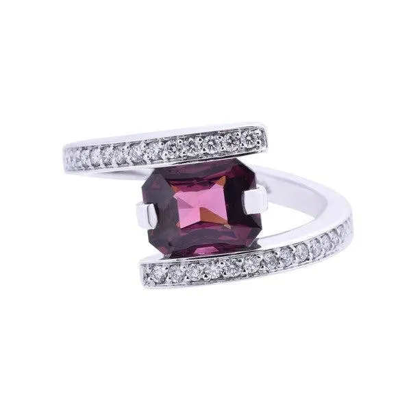 Bague en or blanc sertie d'une rhodolite et de diamants.