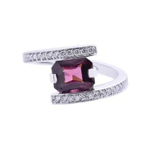 Bague en or blanc sertie d'une rhodolite et de diamants.