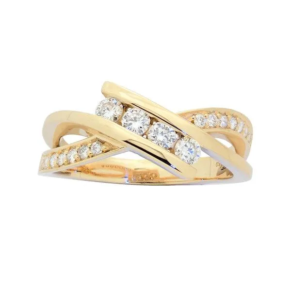 Bague en or jaune sertie de diamants.