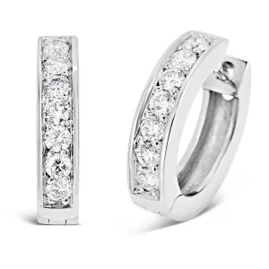 Boucles d'oreille en or blanc serties de diamants.