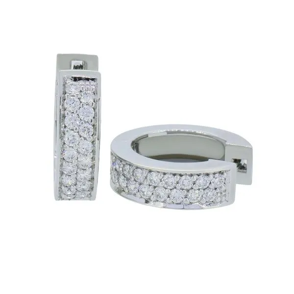 Boucles d'oreilles en or blanc serties de diamants.