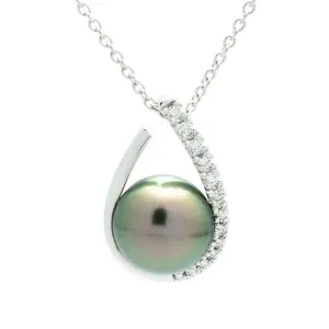 Collier en or blanc serti de diamants et perle de Tahiti.