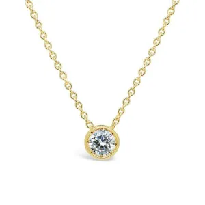 Collier en or jaune serti d'un diamant.