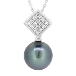Pendentif en or blanc serti de diamants et d'une perle de Tahiti.