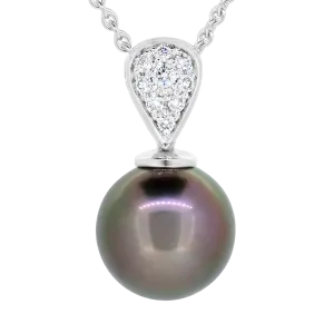 Pendentif en or blanc serti de diamants et perle de Tahiti.