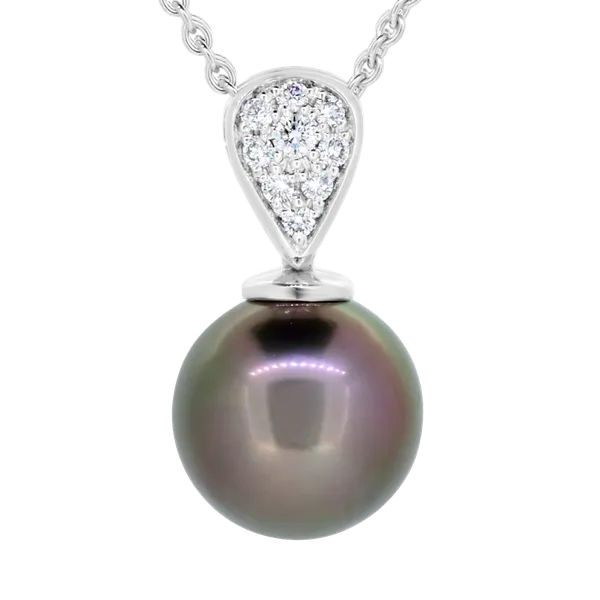 Pendentif en or blanc serti de diamants et perle de Tahiti.