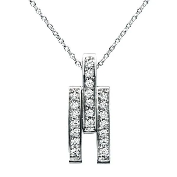 Pendentif en or blanc serti de diamants.