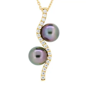 Pendentif en or jaune serti de diamants et 2 perles de Tahiti.