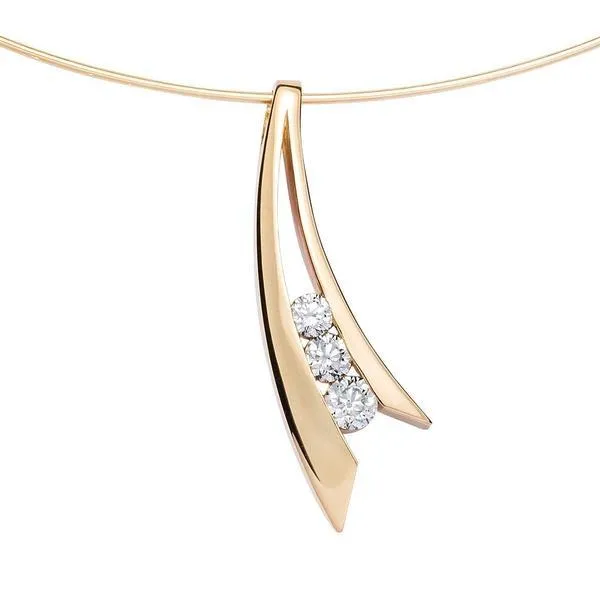 Pendentif en or jaune serti de diamants.