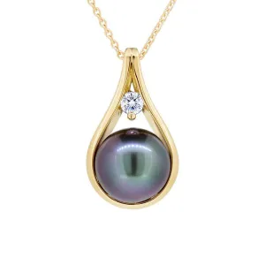 Pendentif en or jaune serti d'un diamant et perle de Tahiti.