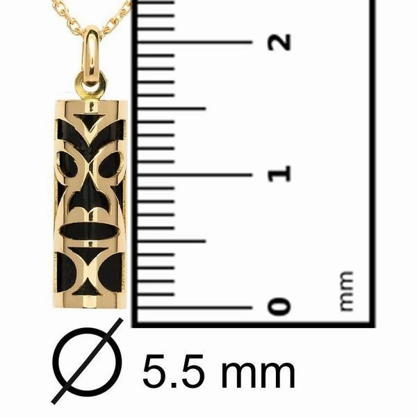 Pendentif tiki chambranle en or jaune. corail noir du lagon