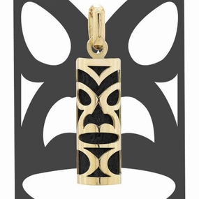 Pendentif tiki chambranle en or jaune. corail noir du lagon