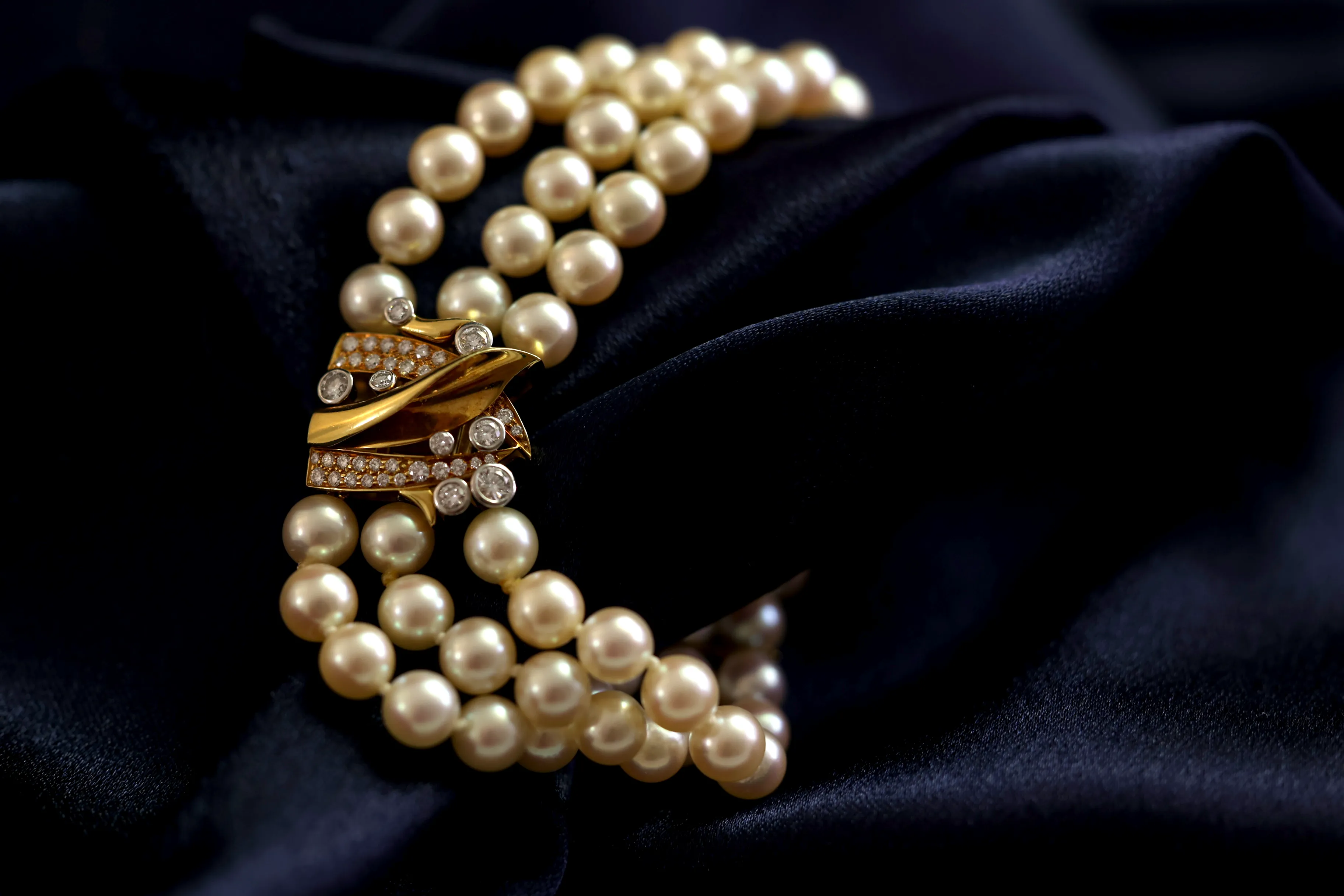 Pre-loved Pearl Bracelet with Raindance Diamond 18ct Yellow Clasp