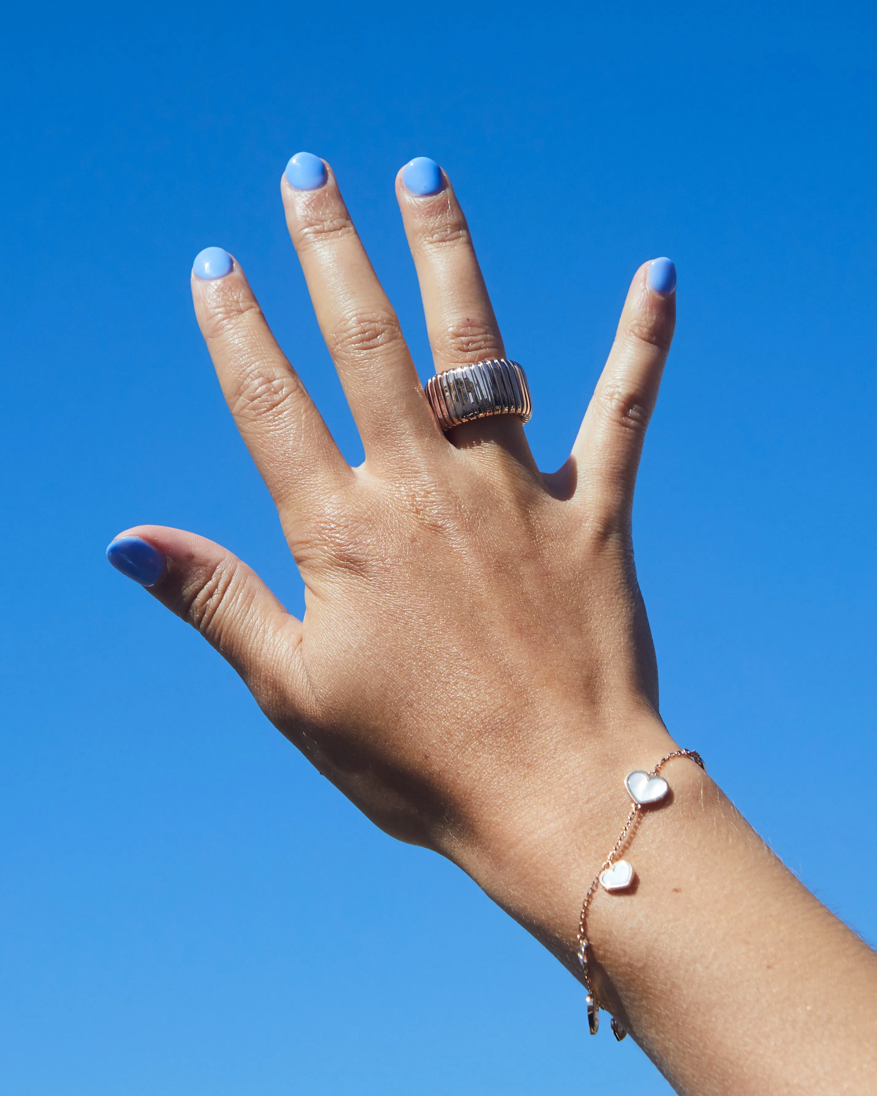 Rose gold bracelet with diamonds and white mother of pearl hearts