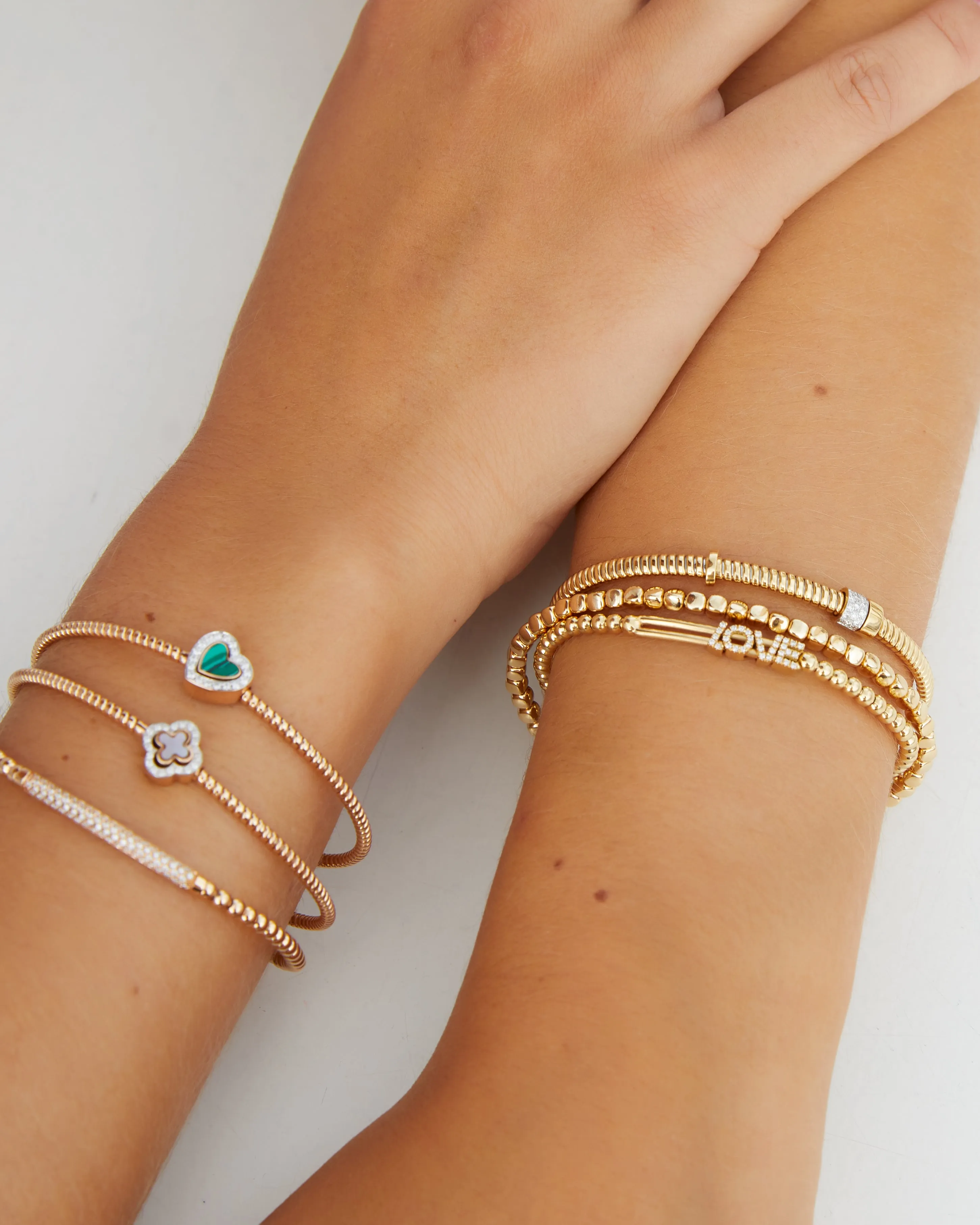 Rose gold tubo bracelet with a mother of pearl and diamond clover