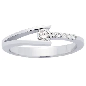 Solitaire en or blanc serti de diamants.