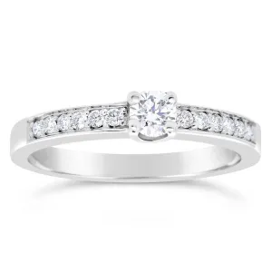 Solitaire en or blanc serti de diamants.