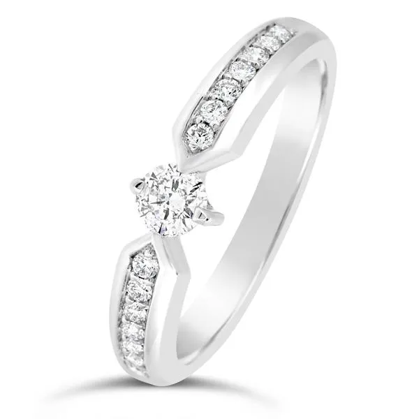 Solitaire en or blanc serti de diamants.