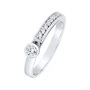Solitaire en or blanc serti de diamants.