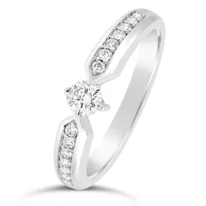 Solitaire en or blanc serti de diamants.