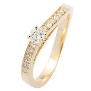 Solitaire en or jaune serti de diamants.