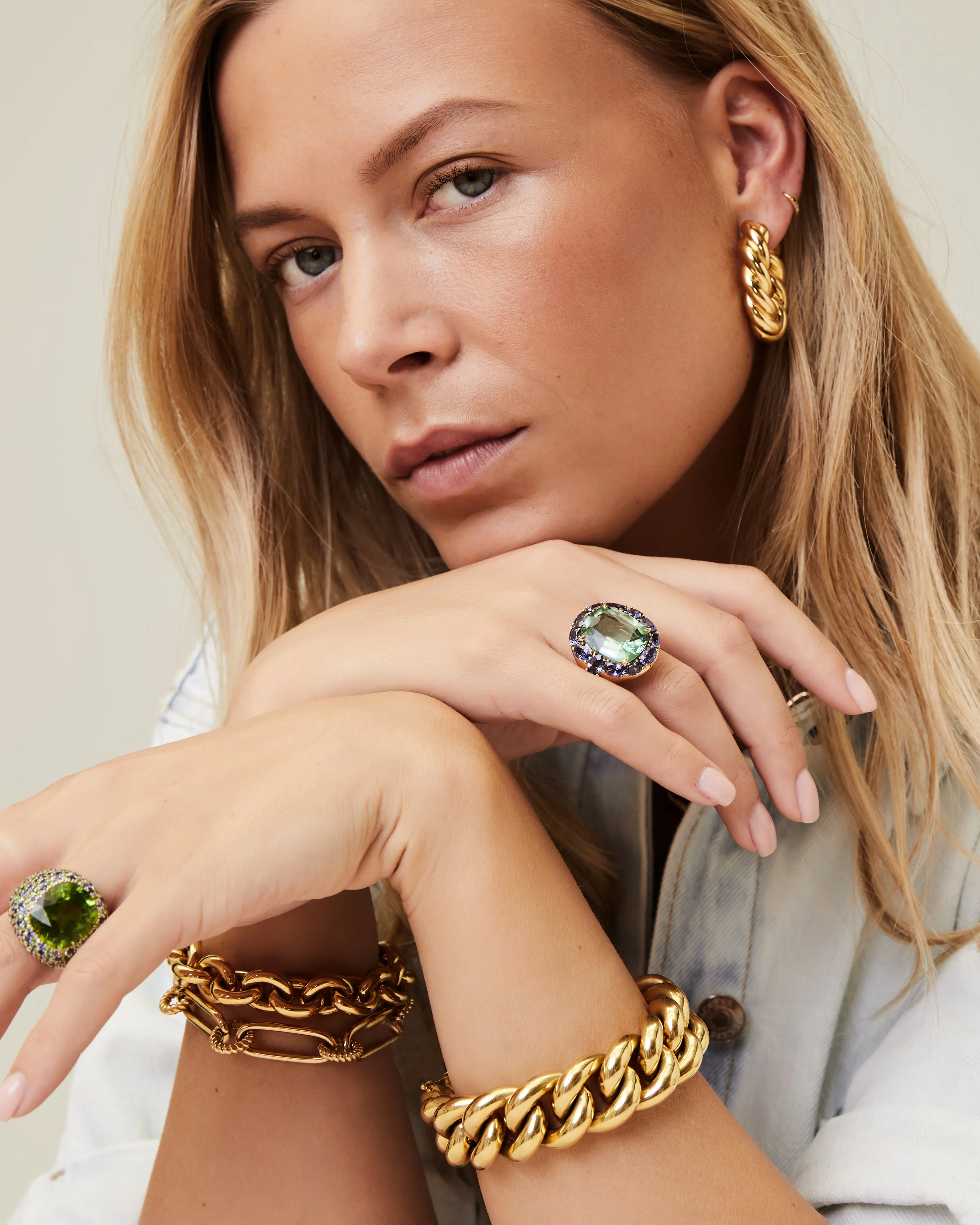 Yellow gold bracelet with round twisted and long oval smooth chains
