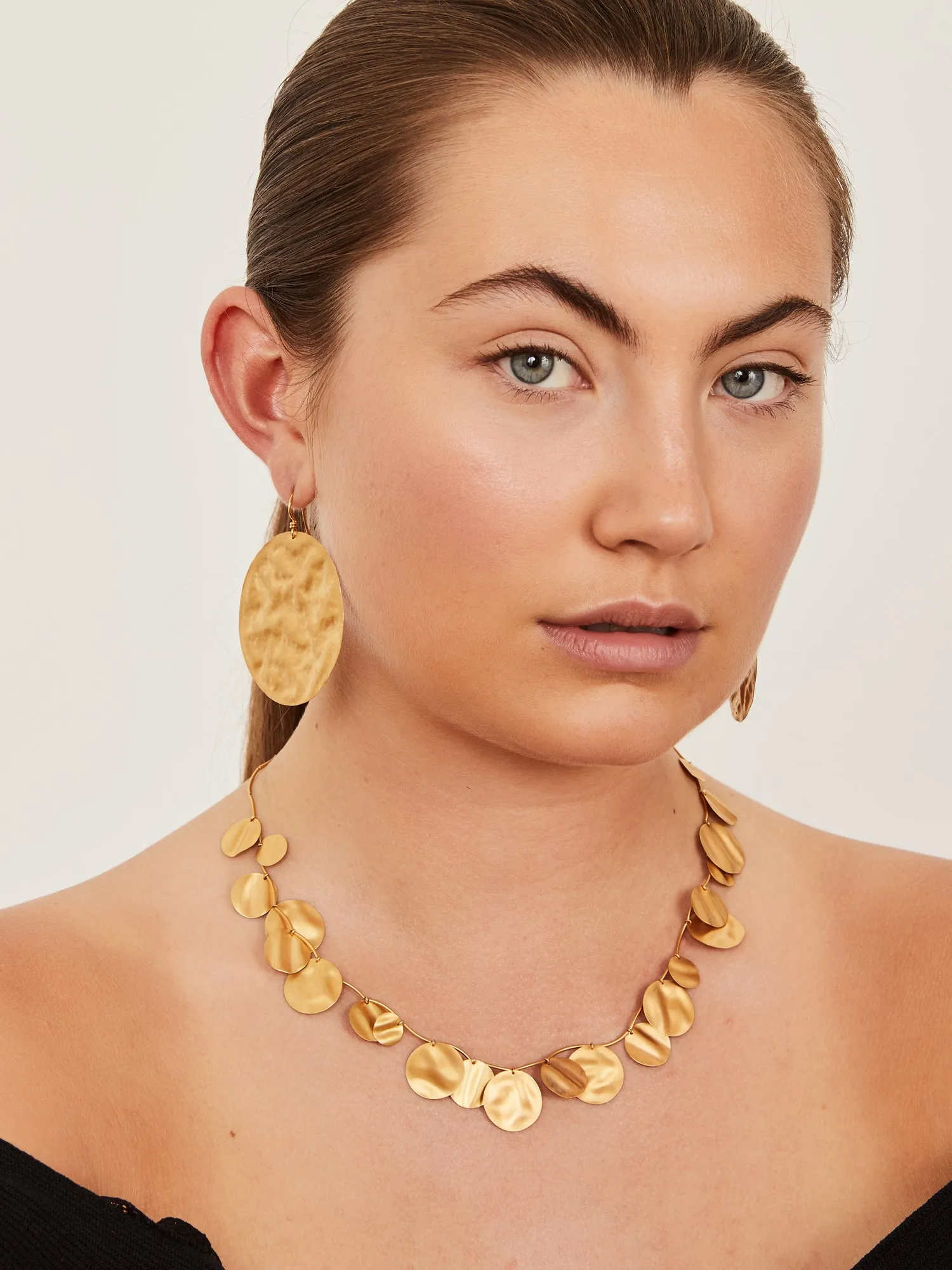 Yellow gold necklace with 22 coins in different sizes