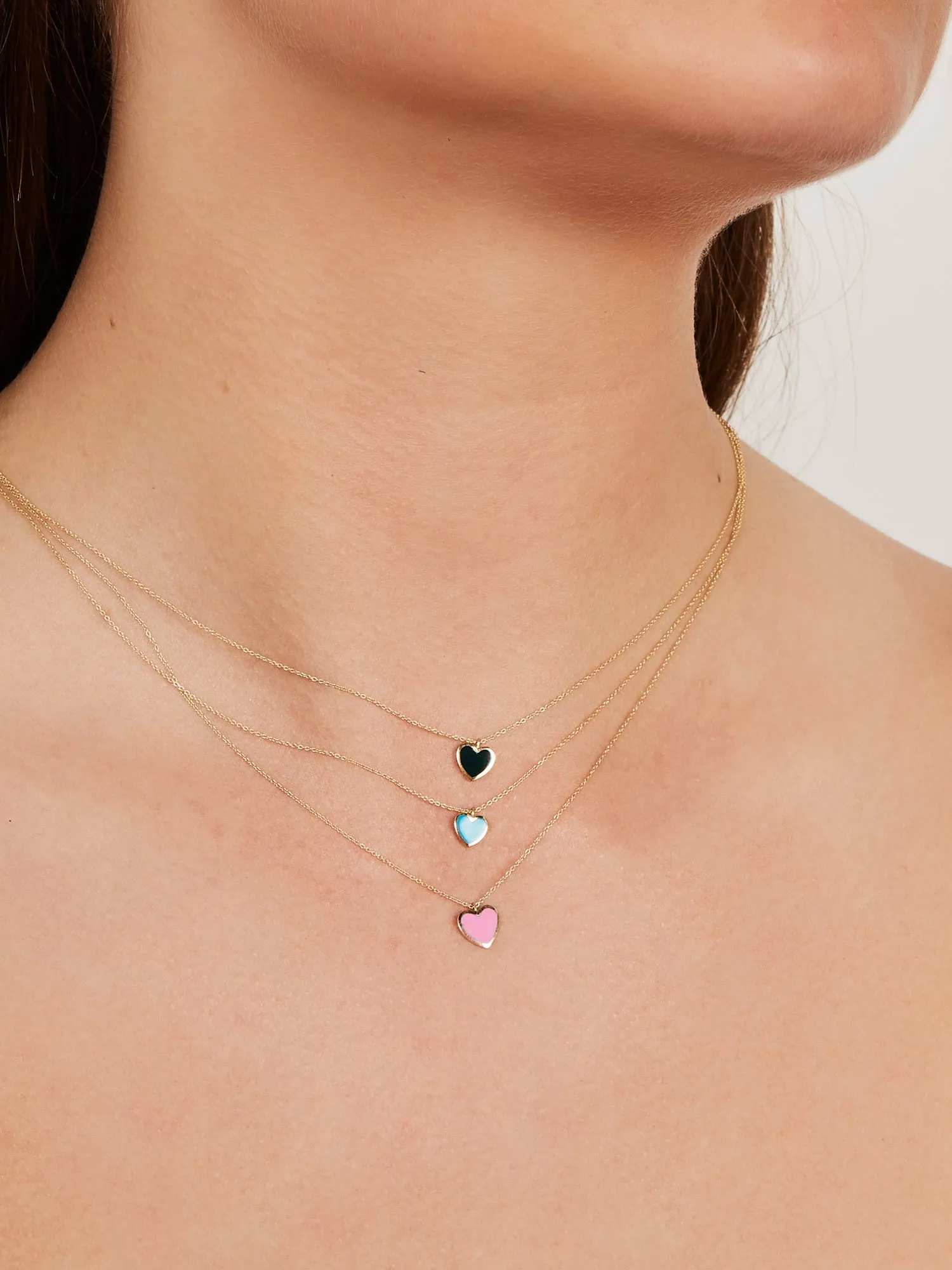 Yellow gold necklace with an enamel heart